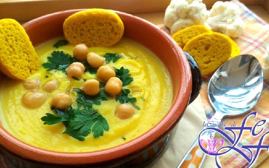 Vellutata di cavolfiori con ceci e curcuma