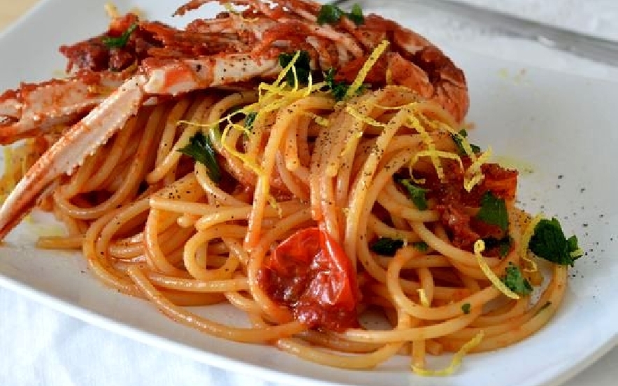 Spaghetti con scampi e pomodorini e limone