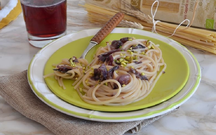 Spaghettoni con formaggio in crema di radicchio