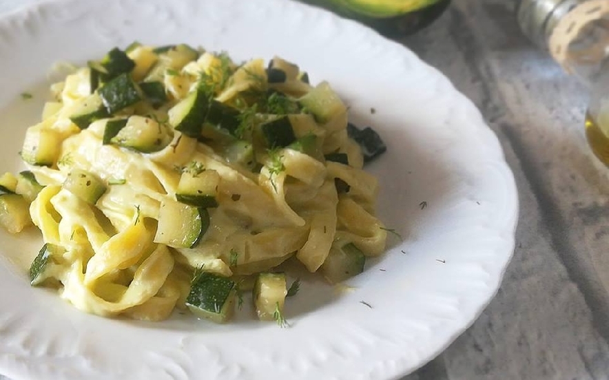 Bavette con zucchine e crema di ricotta e avocado