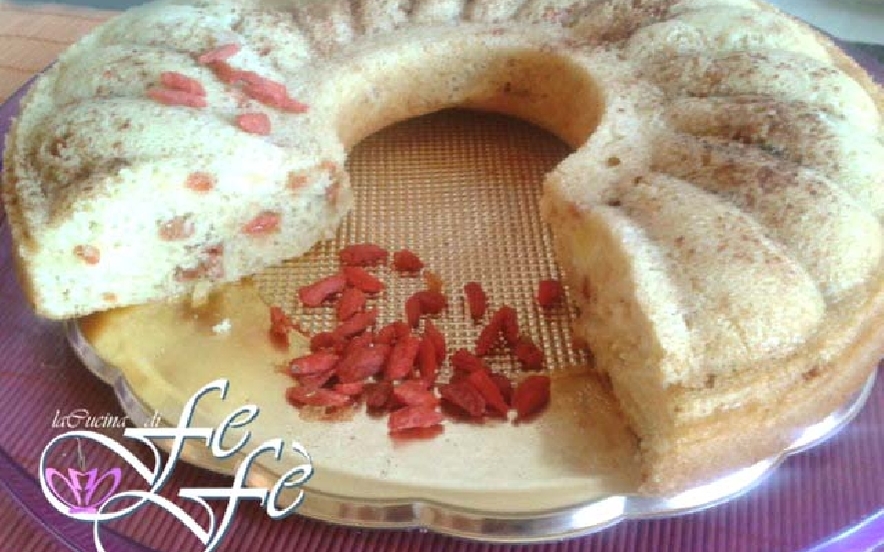 Ciambella allo yogurt con mela e bacche di goji