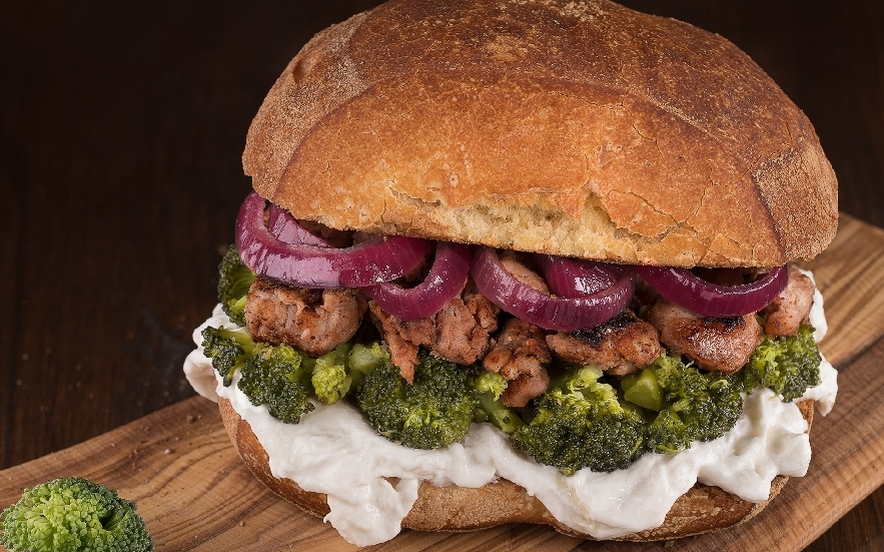 Panino con salsiccia e broccoli