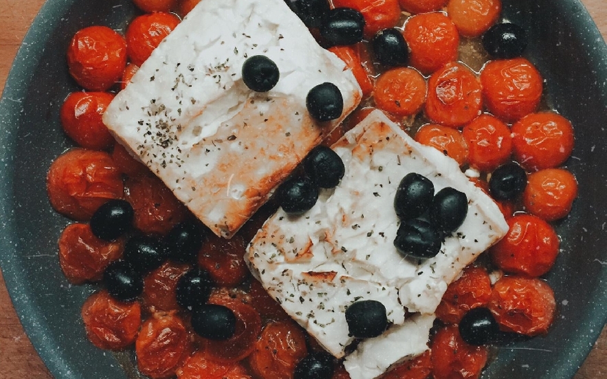 Feta al forno con pomodorini e olive