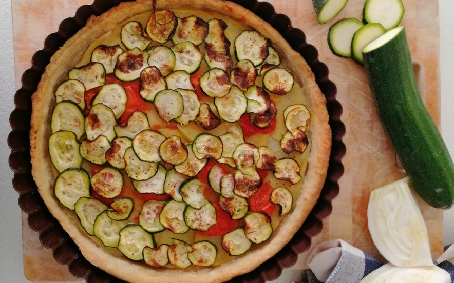 Torta salata con zucchine, pomodorini e patate