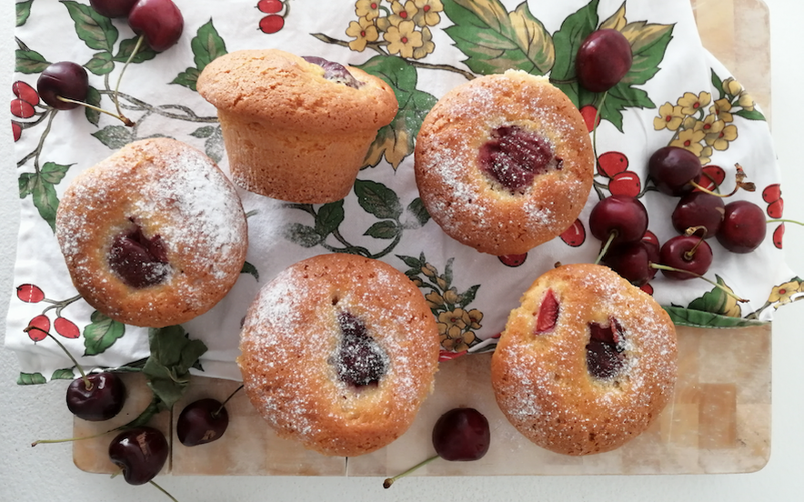 Muffin allo yogurt, vaniglia e ciliegie