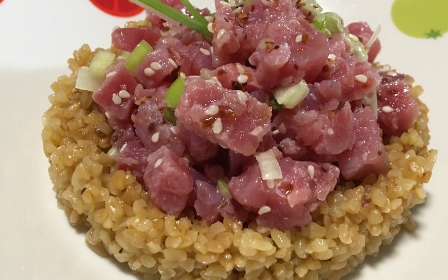 Bulgur con tartare di tonno, cipollotto e sesamo