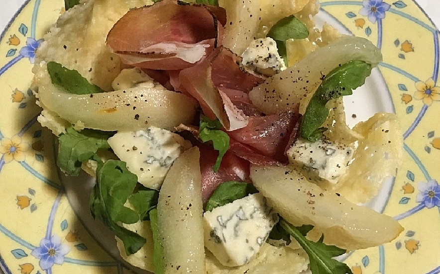 Cestini di pere al vino con gorgonzola e speck