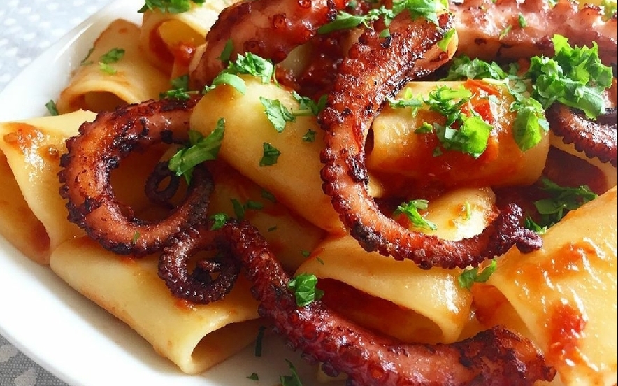 Paccheri, polpo croccante, salsa di pomodori secchi