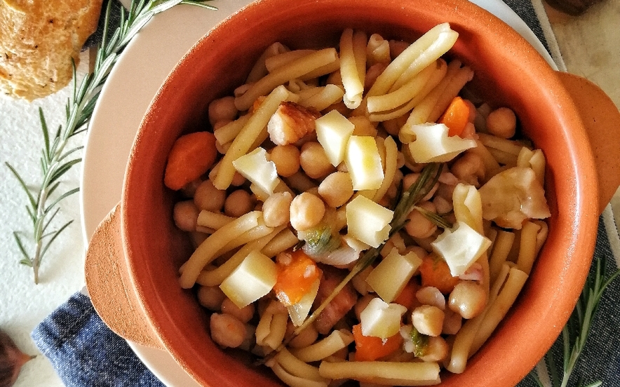 Caserecce con zuppa di ceci, castagne e provolone