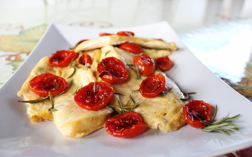 Petto di pollo con pomodorini confit