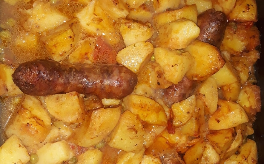 Salsicce con patate al forno