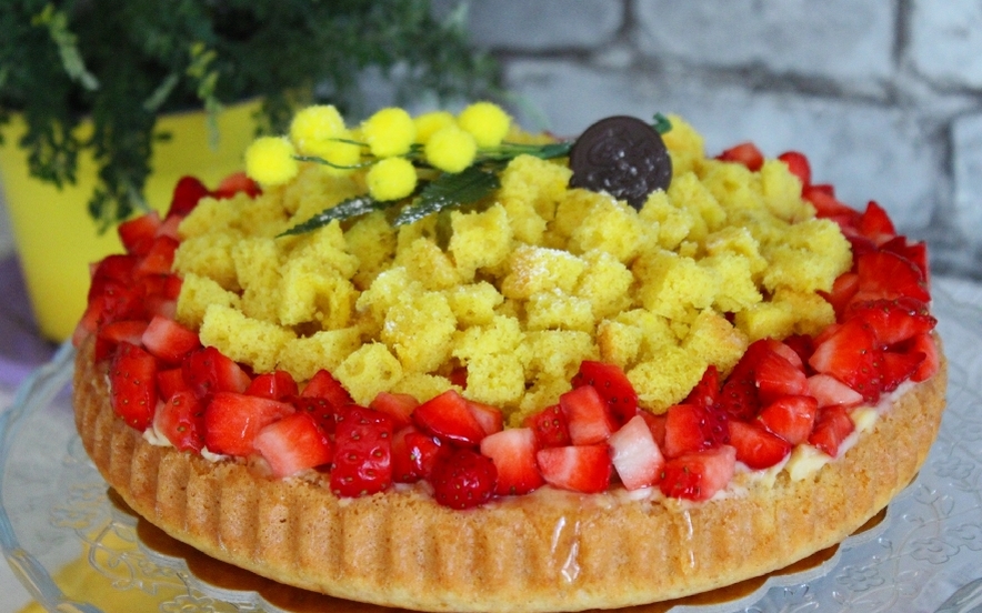 Crostata mimosa con crema pasticcera e fragole