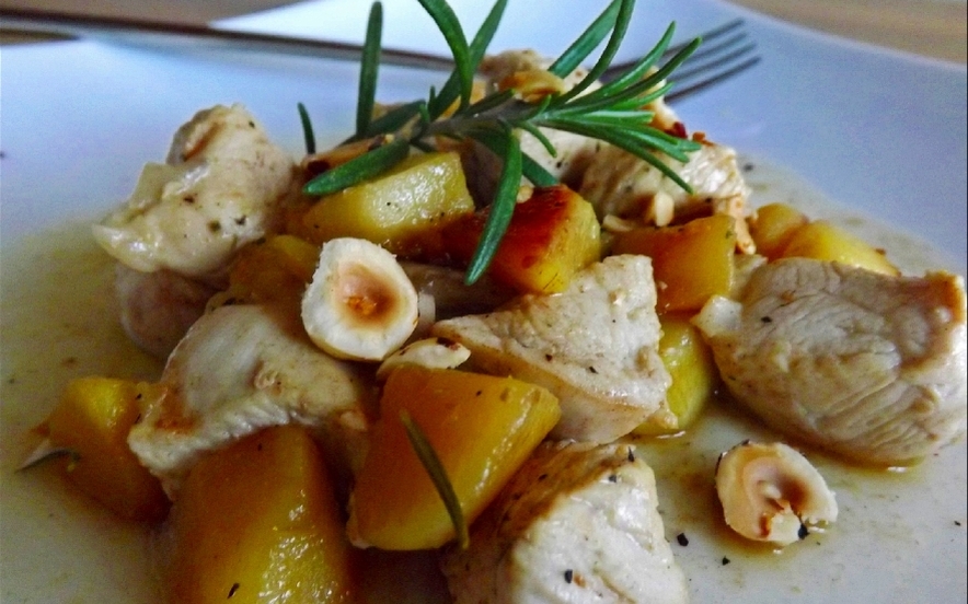 Bocconcini di pollo, mele e nocciole