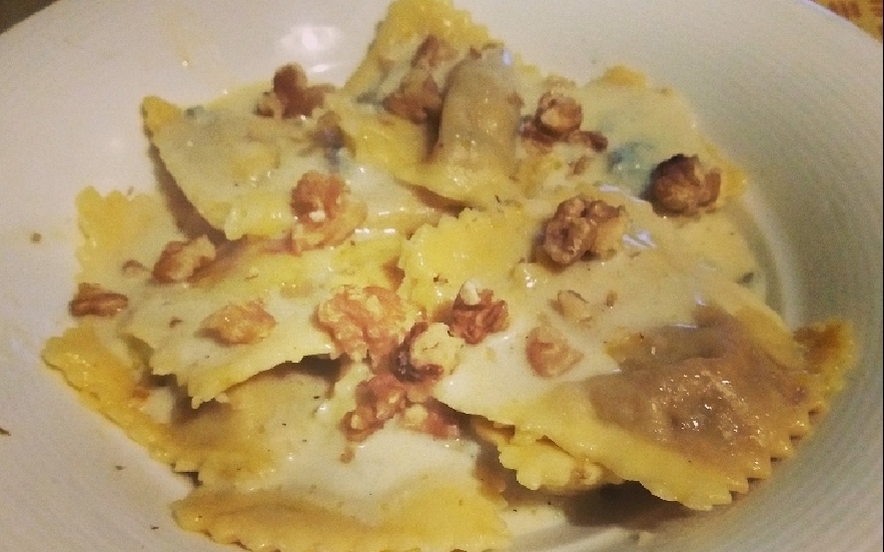 Ravioloni di zucca e philadelphia con zola e noci