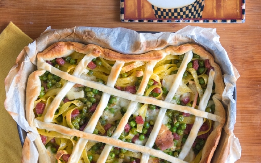 Tagliatelle salsiccia piselli e provola in guscio