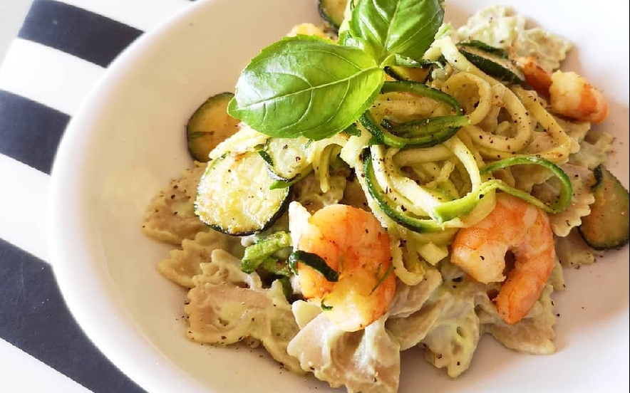 Pasta con salsa di avocado, zucchine e gamberi