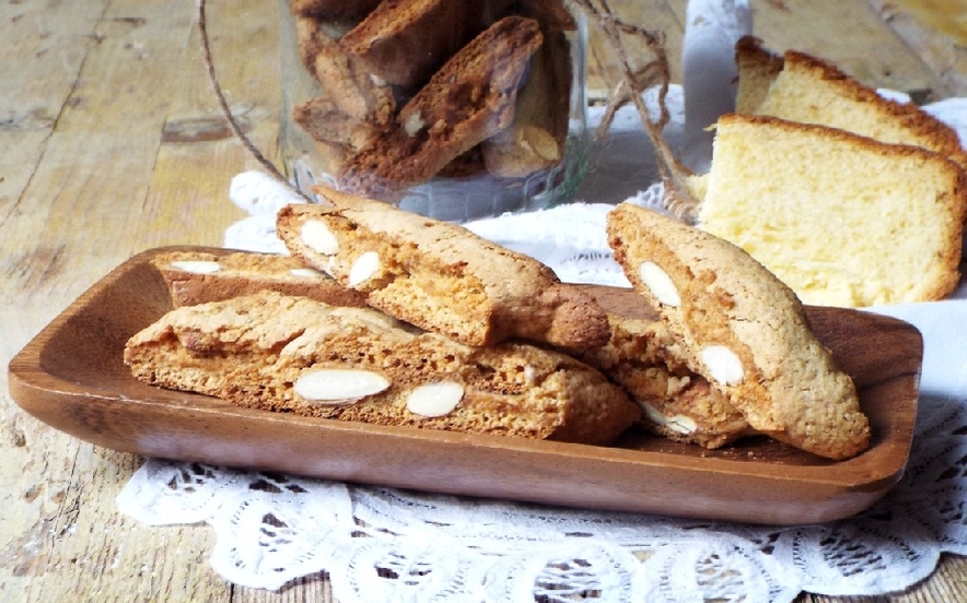 Cantucci con pandoro e mandorle