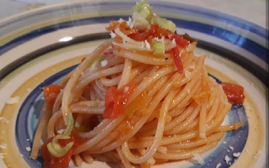 Spaghetti con pomodorini e porro