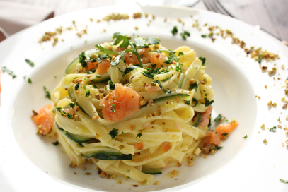 Tagliolini con salmone, robiola e pistacchi