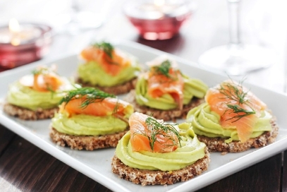 Tartine con salmone e crema di avocado