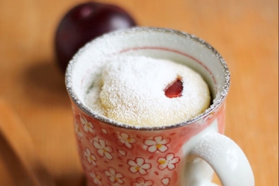 Mug cake con ricotta e prugne