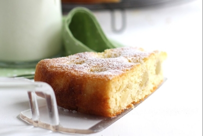 Torta con farina di grano duro, yogurt miele e uva