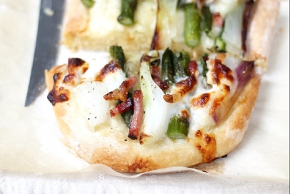 Pizza con asparagi, cipollotti e crescenza