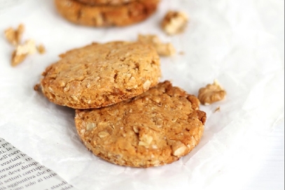 Biscotti con fiocchi d'avena, noci e yogurt