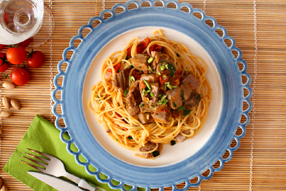 Spaghetti con tonno, pomodorini e pistacchi