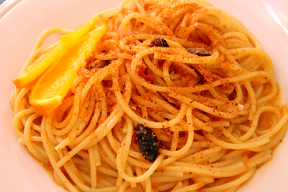 Pasta all'arancia, acciughe, olive e mandorle