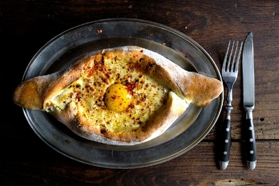 Pane ripieno di formaggio e uova