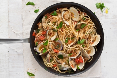 Spaghettini alle vongole con bottarga