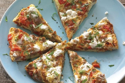 Frittata di salsiccia, peperoni e feta