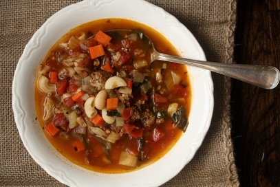 Minestrone di verdure con salsiccia di pollo