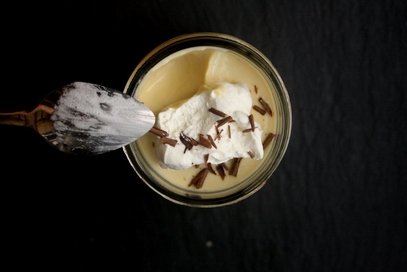 Budino al caramello con panna montata