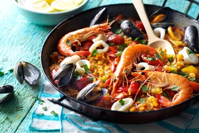 Paella con gamberi, cozze e calamari