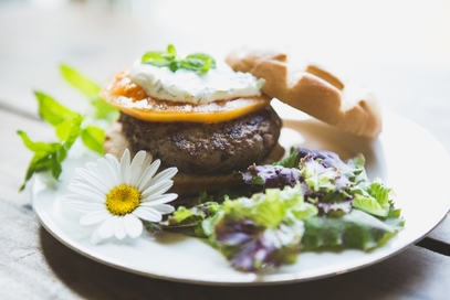 Hamburger di agnello con salsa tzatziki alla menta