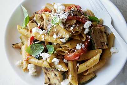 Insalata di pasta con zucchine e melanzane