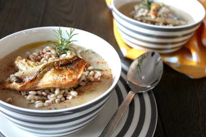 Crema tiepida di ceci, orzo e triglie croccanti