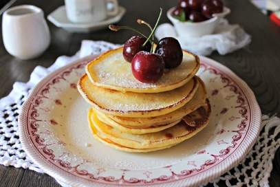 Pancake di ricotta con sciroppo d'acero e ciliegie