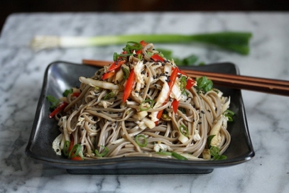 Insalata di soba con cavolo