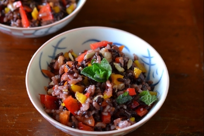 Insalata di riso venere, gamberi, peperoni e menta