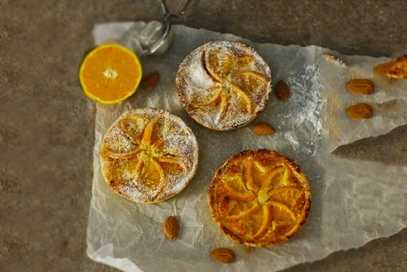 Crostatine all'arancia con crema frangipane