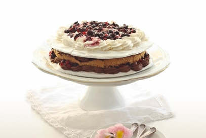 Torta meringata con cioccolato e frutti di bosco