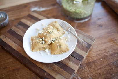 Ravioli ripieni di verdure, noci e gorgonzola