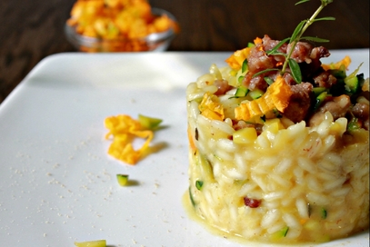 Risotto con zucchine, fiori di zucca e salsiccia