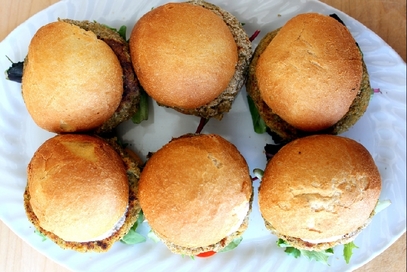 Veggie burger con riso integrale, avena e noci