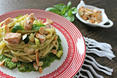 Spaghetti con pesce spada, mandorle e pesto