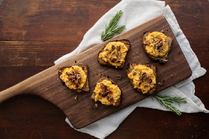 Crostini di formaggio di capra con patate