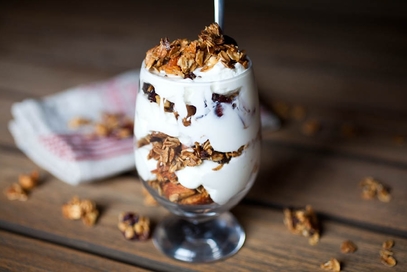 Yogurt con granola al miele